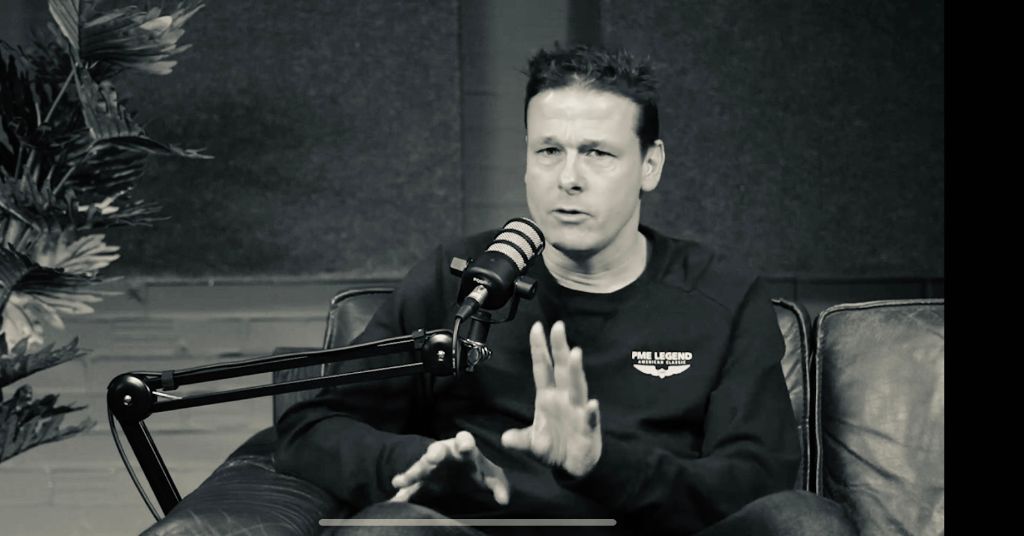 Bas Hakker achter de microfoon